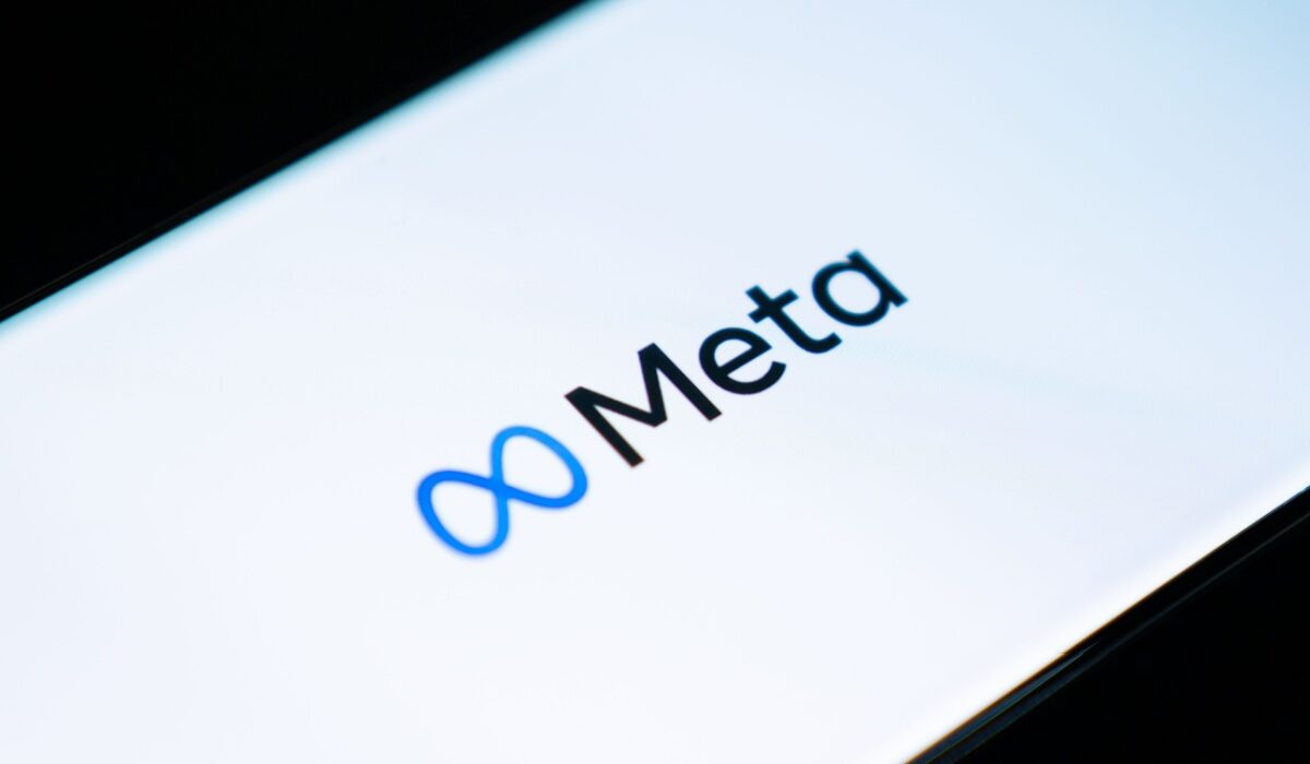Facebook meta keskkonna logo mobiili ekraanil