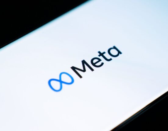 Facebook meta keskkonna logo mobiili ekraanil